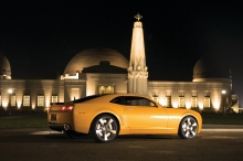 Желтый Chevrolet Camaro около обсерватории в Лос-Анджелесе
